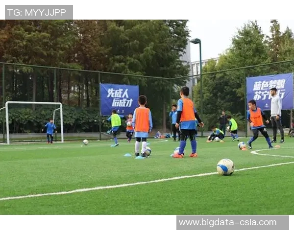 孩子化身绿茵小英雄展现足球魅力激发运动梦想与团队精神 孩子化身绿茵小英雄展现足球魅力激发运动梦想与团队精神