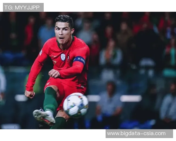 三位足球巨星齐聚一堂 各具特色的头像设计彰显不凡风采