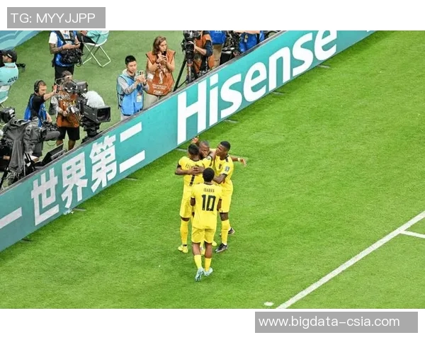 女球迷与足球球星亲密互动瞬间高清图片展现热爱与激情 女球迷与足球球星亲密互动瞬间高清图片展现热爱与激情