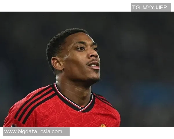 法国足球球星马夏尔亲自示范写字技巧展现个人独特魅力 法国足球球星马夏尔亲自示范写字技巧展现个人独特魅力